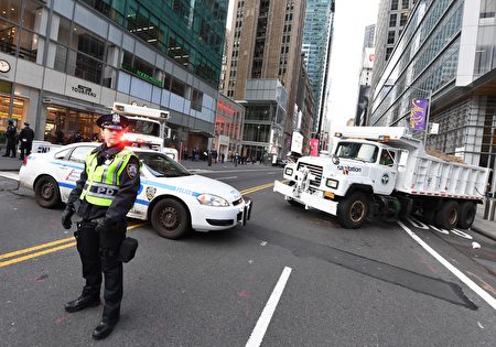 A New York City police officer stands guard in Times Square on December 31, 2016 in New York. / AFP / ANGELA WEISS (Photo credit should read ANGELA WEISS/AFP/Getty Images)