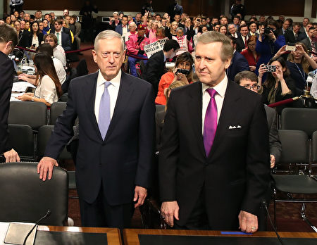 马蒂斯(图左)和前国防部长柯恩(William Cohen)(Mark Wilson/Getty Images)