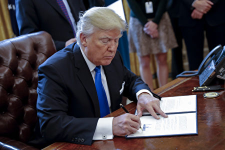 WASHINGTON, DC - JANUARY 24: US President Donald Trump signs one of five executive orders related to the oil pipeline industry in the Oval Office of the White House January 24, 2017 in Washington, DC. President Trump has a full day of meetings including one with Senate Majority Leader Mitch McConnell and another with the full Senate leadership. (Photo by Shawn Thew-Pool/Getty Images)