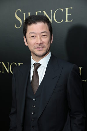 日本男星淺野忠信(Tadanobu Asano)在洛杉磯1月5日電影《沈默》紅毯首映。(派拉蒙影業提供)