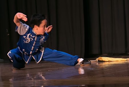 九歲的「功夫小子」周小虎表演了武術「聞雞起舞」。(李莎/大紀元)