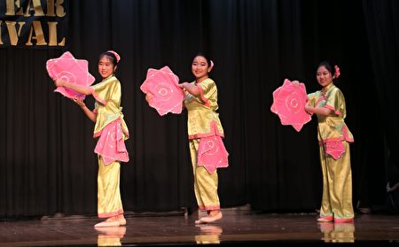 華府明慧學校學生表演的中國傳統舞蹈。(李莎/大紀元)