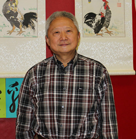 70多歲的書法愛好者徐煒先生在他的書畫展位上擺滿了以「雞」為題材的書畫。(何伊/大紀元)