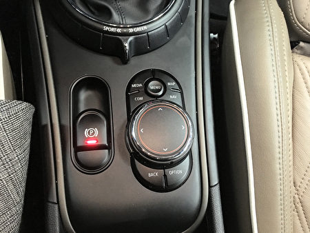 第2代MINI Countryman的信息控制按钮。(曹景哲/大纪元)