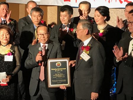华商会理事长胡师功向戴斌颁发杰出华人奖。