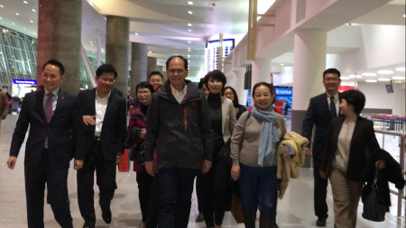 由前台湾行政院院长游锡堃率领的川普就职典礼祝贺团抵达纽约肯尼迪国际机场。