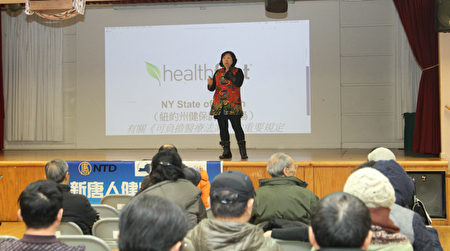 紐約第一保健副總裁吳燁祺正在為民眾講解最新健保政策(攝影/大紀元)