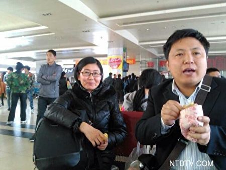 2014年4月4日,陳建剛與王宇律師赴建三江,聲援被拘捕的四位人權律師。(大紀元)