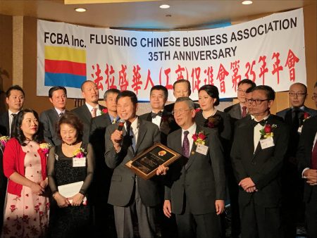 理事长胡师功向陈秋贵颁发杰出华人奖。