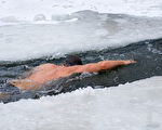 在加拿大安大略湖冬泳 泳迷：感覺極美