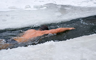 在加拿大安大略湖冬泳 泳迷：感觉极美