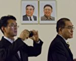 朝鲜驻伦敦外交官太勇浩(右)带着家人叛逃到韩国。(JUSTIN TALLIS/AFP/Getty Images)