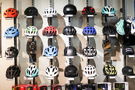 各式自行车头盔。（旧金山湾区单车店 Centripetal Bikes提供）