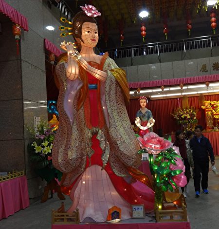 人物花灯杨贵妃,搭配牡丹花灯,尽显雍容华贵。(曾晏均/大纪元)