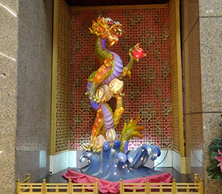 龙花灯。(曾晏均/大纪元)