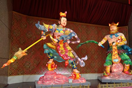 龙王三太子与风神爷花灯。(曾晏均/大纪元)