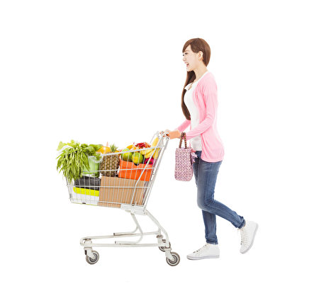 快乐的年轻女子与购物车(fotolia) 减腹部脂肪难?简单三步瘦肚子甩赘肉