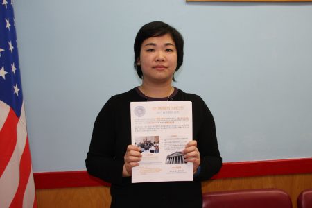 曼哈顿地检办公室的社区联络员陈莹,1日在中华公所介绍高中实习计划。