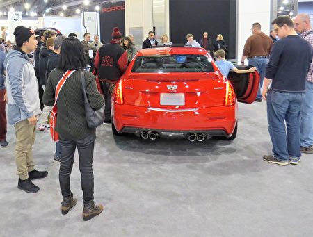两位亚裔在欣赏Cadillac ATS V。(童云/大纪元)