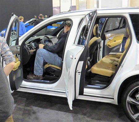 Volvo XC90多功能SUV里面空间很大,让人坐上去很舒服。(童云/大纪元)
