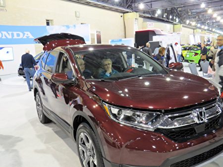 Honda CR-V出入方便,是老年人喜欢的原因之一。(童云/大纪元)