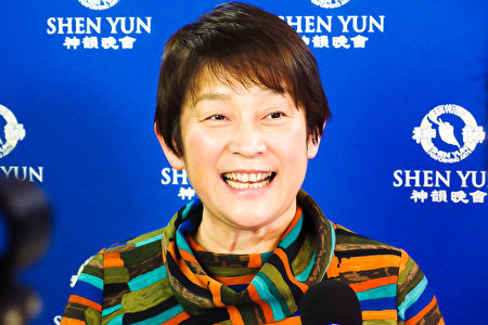 公司社长松尾吉子(YOSIKO MATUO)经朋友介绍已经是第三次观看神韵,此次携同两位老师朋友前来观赏。她表示,自己度过了一个非常愉快的时光,每年都来看神韵,都会有不同的感觉。(卢勇/大纪元)