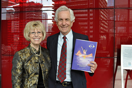 公司老板Ron Brown先生和退休教师Jan Gardner 女士赞扬神韵演出登峰造极。（乐原／大纪元）
