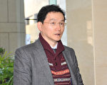 2017年2月11日下午,三维模型建筑师事务所代表建筑师 、昌原文星大学特聘教授朱峰出(音译)观赏神韵纽约艺术团在韩国釜山文化会馆的演出。(郑仁权/大纪元)