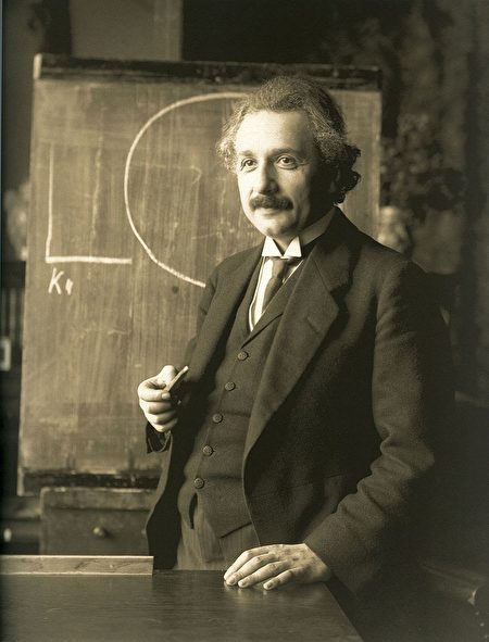 被公認是史上最偉大的科學家愛因斯坦與牛頓都相信神的存在。圖為1921年演講中的愛因斯坦。（維基百科公有領域）