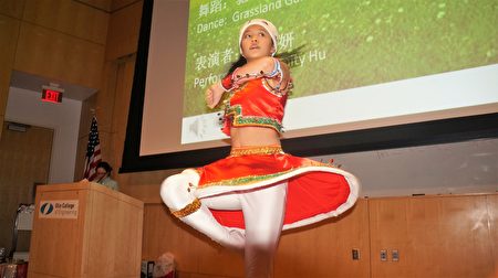Angela Liu表演舞蹈「馳騁草原」。(貝拉/大紀元)