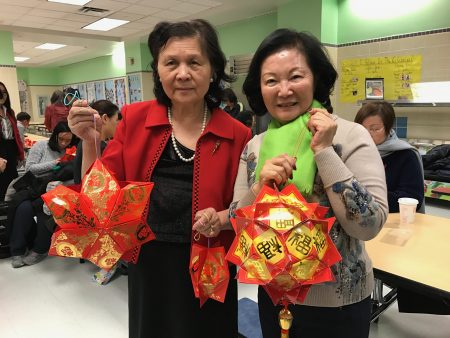 左為做燈籠活動的主持人、知名作家王鼎鈞的夫人王棣華,右為支持華人家長會做燈籠活動的法拉盛華商會前理事長徐朱留弟。