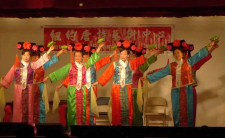 紐約唐詩藝術中心4日在中華公所大禮堂舉辦「金雞報喜」迎春文藝演出。
