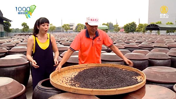 用手搅拌盐巴与黑豆。(新唐人亚太台提供)