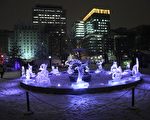 每年二月,在加拿大首都渥太華-加蒂諾地區舉行的冰雪節吸引上百萬遊人前往參觀、玩樂。圖為渥太華聯邦公園內擺設的獲獎巨型冰雕作品。(任喬生/大紀元)