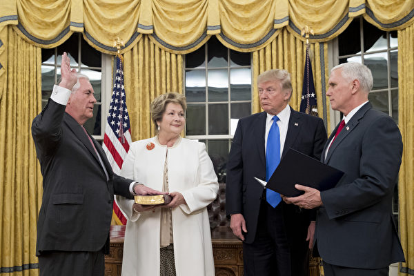 前埃克森美孚首席執行官雷克斯．蒂勒森（Rex Tillerson）正式成為國務卿，在白宮宣誓就職。(Photo by Michael Reynolds-Pool/Getty Images)