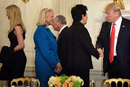 伊万卡本周参与川普和企业执行长举行的政策会议。(Photo credit should read BRENDAN SMIALOWSKI/AFP/Getty Images)