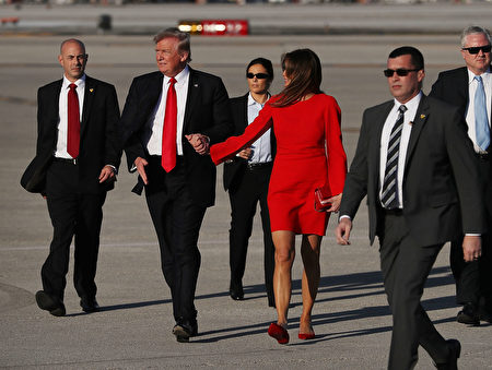 PALM BEACH, FL - FEBRUARY 03: U.S. President Donald Trump walks with his wife Melania Trump on the tarmac after he arrived on Air Force One at the Palm Beach International Airport for a visit to his Mar-a-Lago Resort for the weekend on February 3, 2017 in Palm Beach, Florida. President Donald Trump is on his his first visit to Palm Beach since his inauguration. (Photo by Joe Raedle/Getty Images)