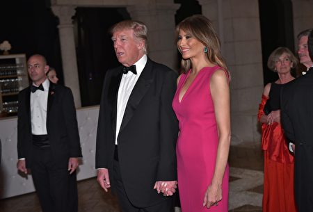 US President Donald Trump and First Lady Melania Trump arrive for the 60th Annual Red Cross Gala at his Mar-a-Lago estate in Palm Beach on February 4, 2017. / AFP / MANDEL NGAN (Photo credit should read MANDEL NGAN/AFP/Getty Images)