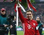 作为第500次为拜仁出战的球员,队长菲利普·拉姆(Philipp Lahm)获得了一大束鲜花,而他提前结束球员生涯的决定让足坛震惊。(Alex Grimm/Bongarts/Getty Images)