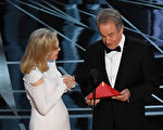 2月26日的第89届奥斯卡“最佳影片奖”是由嘉宾沃伦·比蒂(Warren Beatty,右)和法耶·唐纳薇(Faye Dunaway)来颁发的,却颁错了奖。(MARK RALSTON/AFP/Getty Images)