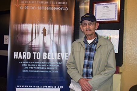 工程師Jerry Dawis在庫柏蒂諾觀看紀錄片《難以置信》。（梁博/大紀元）