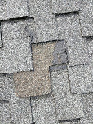 最近屋頂漏水，工人用瀝青封住，這樣施工對嗎？（網友提供）