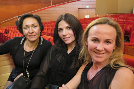 芭蕾舞老师 Tatiana Zonova （右一）和朋友们观看了3月13日神韵在米兰的今年最后一场演出。（文华／大纪元）