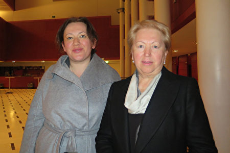 Iryna Pryadko女士和母亲3月13日晚在米兰观看了神韵。 （文华／大纪元）