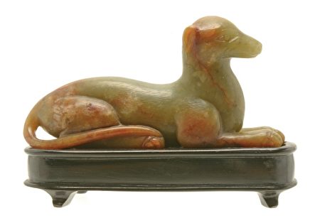 藏品8040，一只明朝的玉雕狗，拍卖出17,700美元。（北加拍卖行Michaan’s Auction提供）