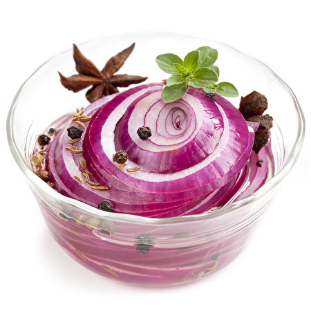 用香料腌制红洋葱。(Fotolia)