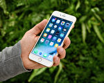 蘋果iPhone 7系列為了安全考量沒有採用快速充電功能,不過,有美國知名科技網透露兩個小竅門,為你輕鬆縮短充電時間。(Leon Neal/Getty Images)