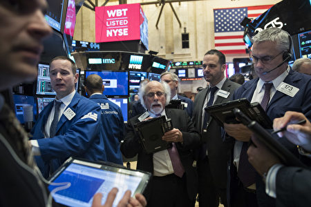 NEW YORK, NY - MARCH 10: Traders work on the floor of the New York Stock Exchange (NYSE), March 10, 2017 in New York City. According to the Bureau of Labor Statistics, the U.S. economy added 235,000 jobs in February and the jobless rate is now at 4.7 percent. (Photo by Drew Angerer/Getty Images)