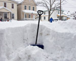 週二(3月14日),隨著巨大的冬季風暴帶來嚴重降雪,美國東北部地區包括紐約州、新澤西及馬里蘭州都宣布進入緊急狀態。圖為紐約上州大雪。(戴兵/大紀元)