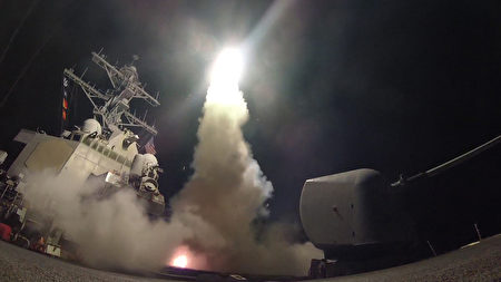 美国在叙利亚时间周五凌晨对其一空军基地发射59枚导弹，目的是向阿萨德政权释放强烈信号，预防和阻止叙利亚再次发动化学毒气攻击。（AFP PHOTO / US NAVY ）